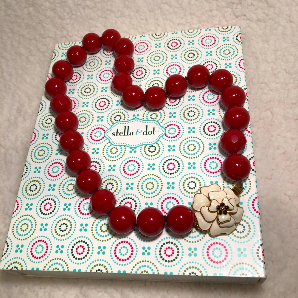 Stella and Dot Flower Necklace